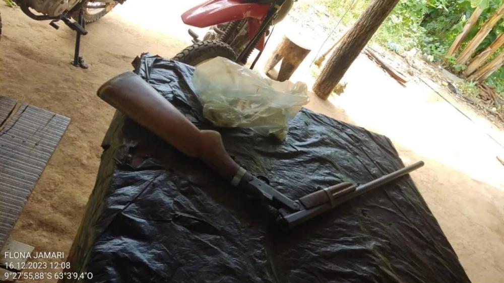 Polícia Militar apreende arma durante operação contra garimpo ilegal em terras indígenas