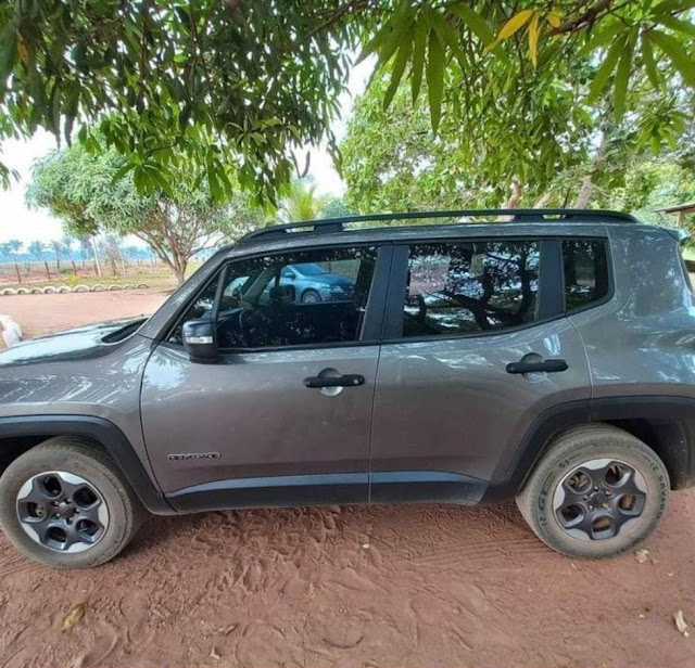 Criminosos levam carro e família é feita refém por mais de seis horas