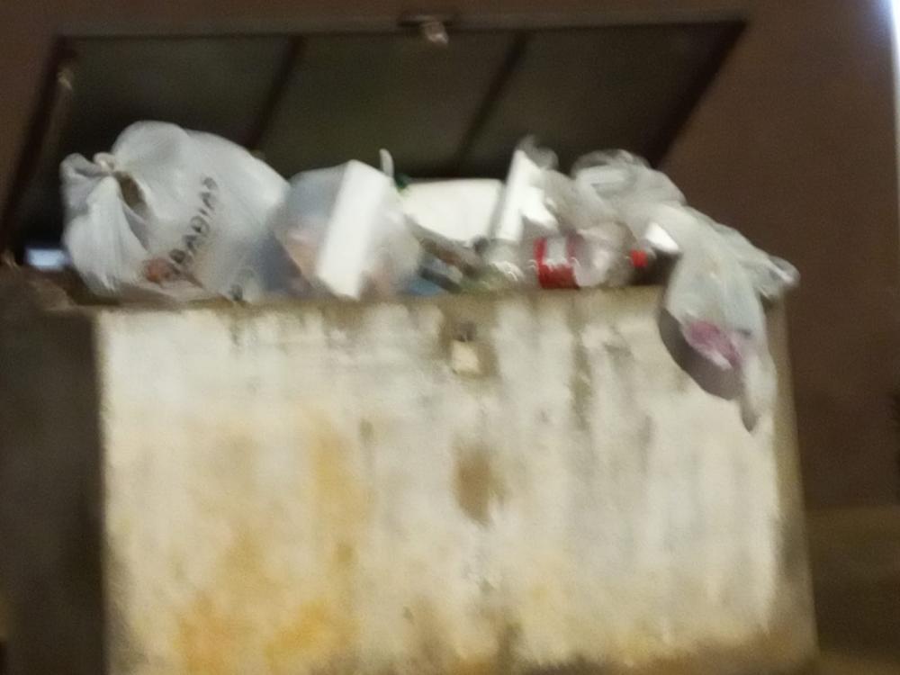 MORADORES DO BAIRRO DA SERRARIA RECLAMAM DA DEMORA DA COLETA DO LIXO