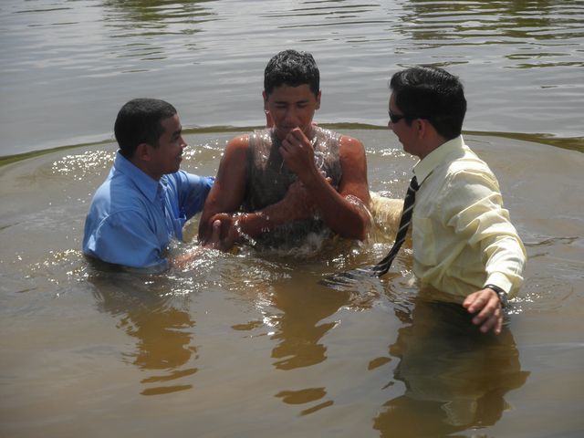 Igreja da Graça batiza mais um grupo de pessoas.