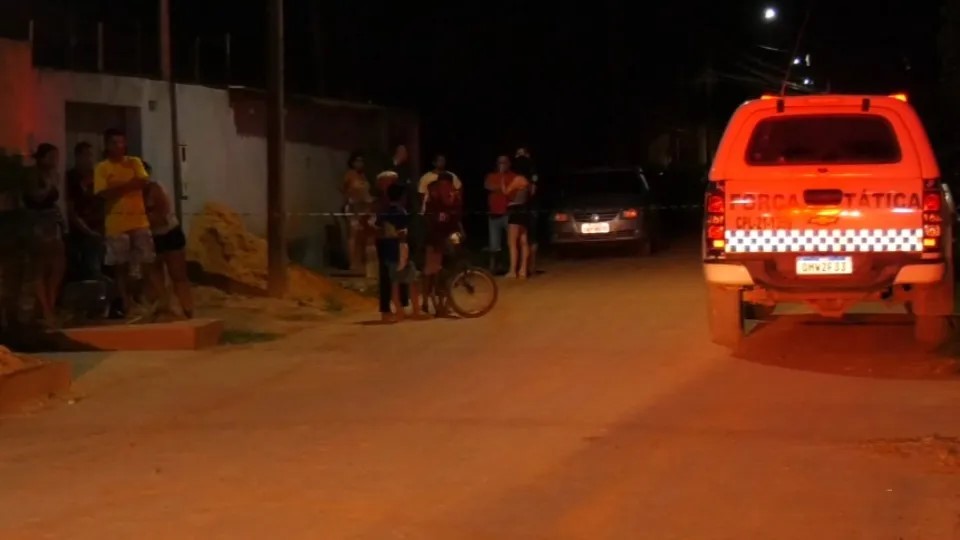 Jovem leva cinco tiros em frente de caso durante a madrugada de sexta-feira