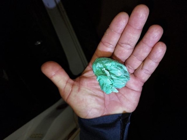 Policiais do 6º BPM apreendem maconha em via pública 