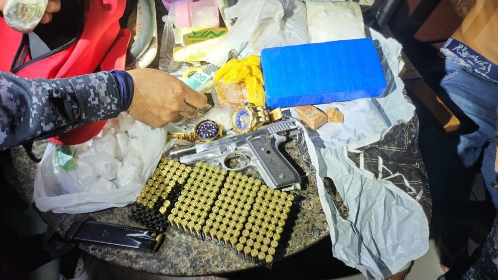 Membro de facção criminosa é preso com granada, drogas, arma, carregadores e até um relógio Rolex
