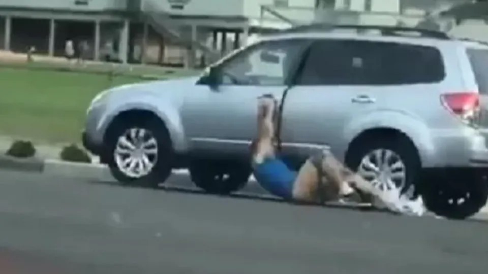 Marido abre porta de carro e joga mulher no asfalto com veículo em movimento