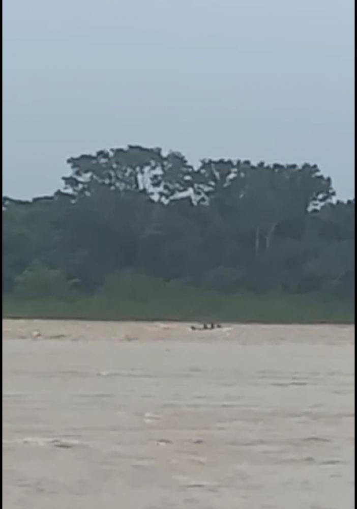 VOADEIRA DA PM NAUFRAGA NAS PROXIMIDADES DA PRAIA DO ACÁCIO COM 5 POLICIAIS A BORDO