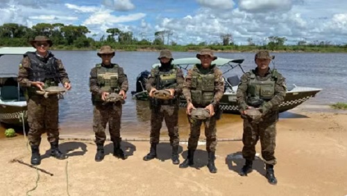 Fiscalização flagra canoas com armas e animais silvestres, como tracajás, no rio Guaporé