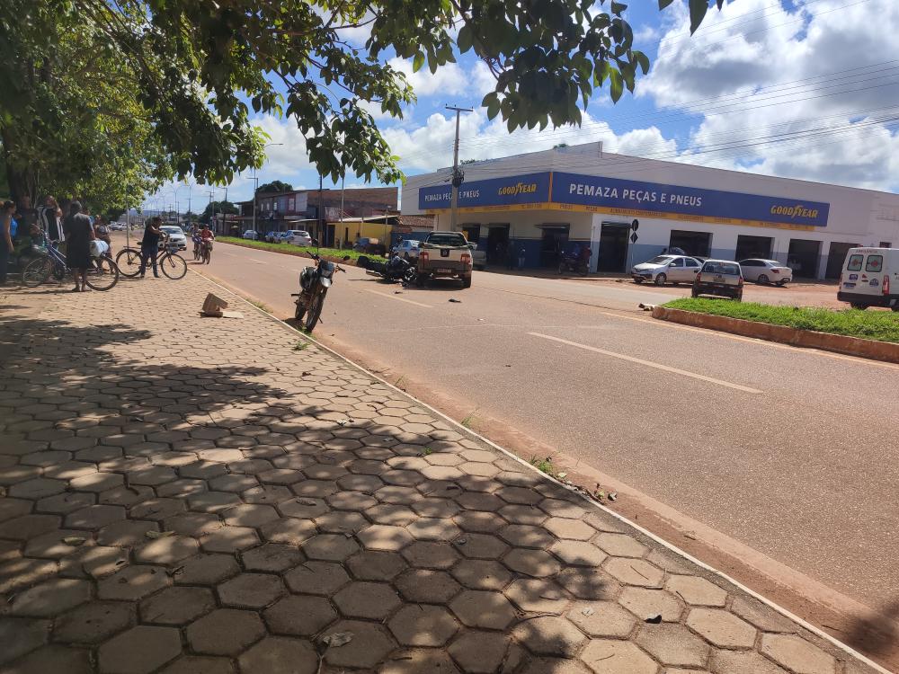 VEICULO FIAT STRADA COLIDE COM MOTOCICLETA NA XV DE NOVEMBRO