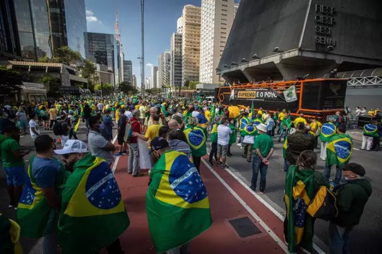 Apoiadores começam a lotar Av. Paulista em ato pró-Bolsonaro