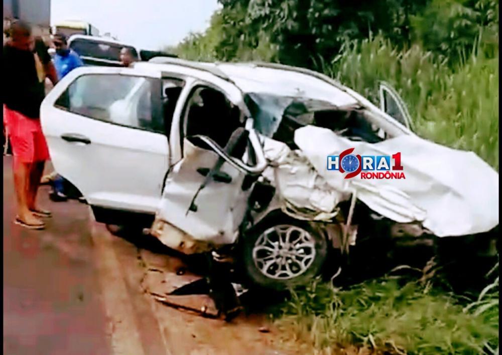 TRAGÉDIA: Motorista sobrevive e mulher morre após colisão frontal entre carro e carreta na BR-364 em Rondônia; Imagens forte