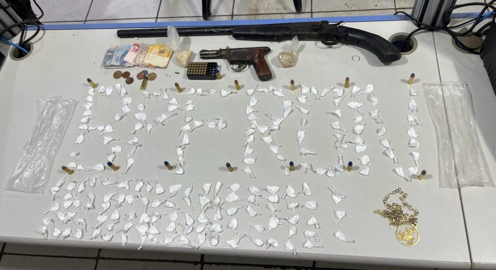 HOMEM É PRESO PELA POLÍCIA MILITAR NA ZONA LESTE DE PORTO VELHO COM ARMAS DE FOGO E DROGAS