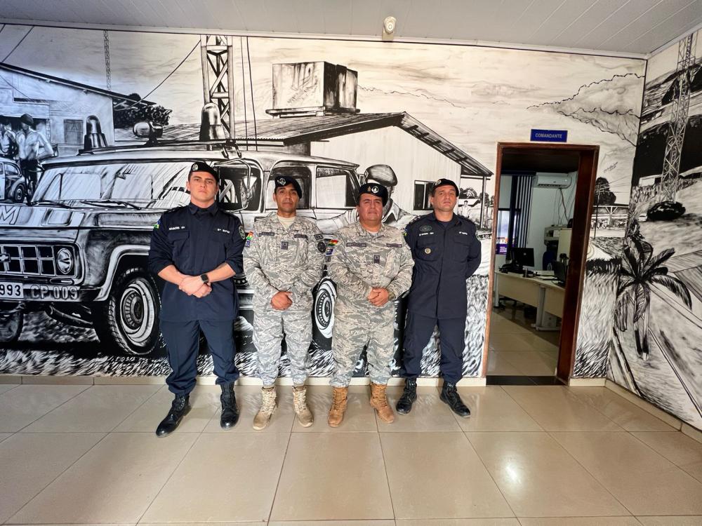 6º BPM RECEBE VISITA DO COMANDANTE DO 3º DISTRITO NAVAL DA ARMADA BOLIVIANA PARA FORTALECER PARCERIAS EM OPERAÇÕES CONJUNTAS