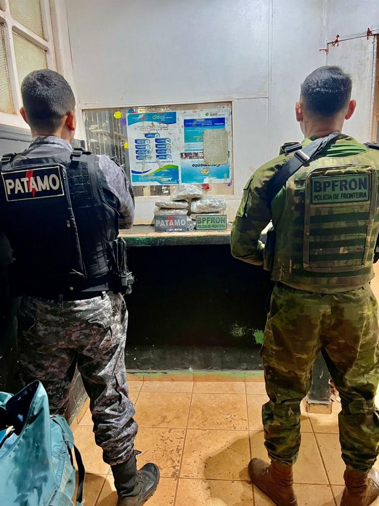 Moradores de Nova Mamoré são flagrados pela PM transportando mais de 5 kg de maconha em via pública de Guajará-Mirim.
