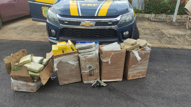 Em Rondônia, ação conjunta da PRF e PCRO apreende mais de 140 kg de drogas e uma pistola