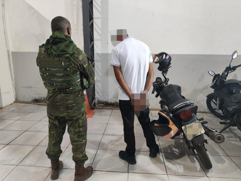 HOMEM COM DIVERSAS PASSAGENS CRIMINAIS É PRESO COM MOTO ADULTERADA