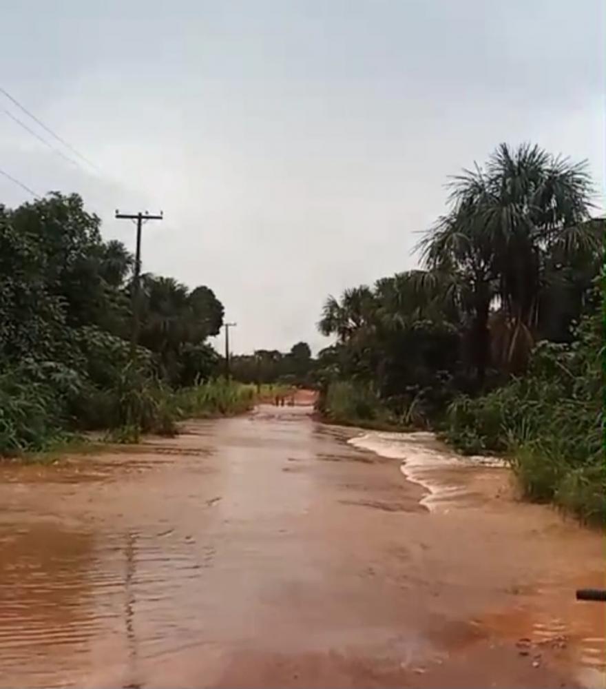 ACESSO À ÁREA DA COMARA PELO BAIRRO PRÓSPERO É TOMADO PELAS ÁGUAS DA CHUVA.