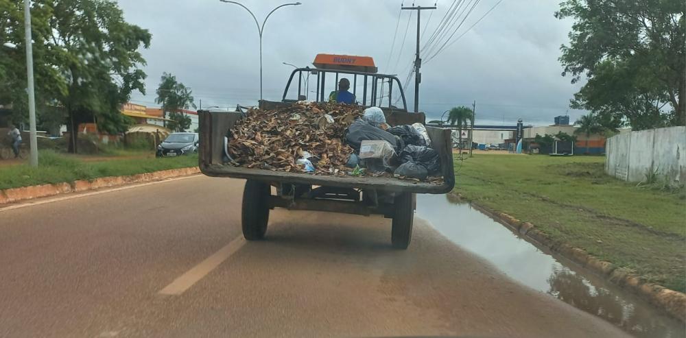 PREFEITURA ESPALHA LIXO NA AVENIDA 15 DE NOVEMBRO