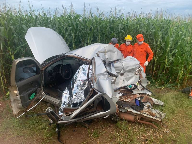 Mãe e filha morrem após colisão de Siena com carreta