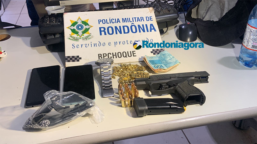 Motorista de aplicativo e passageiro são presos com pistola em veículo