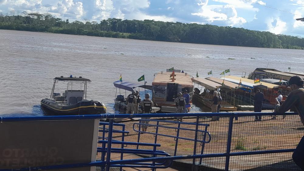 Lancha retida na Bolívia foi entregue nesta tarde no Brasil 