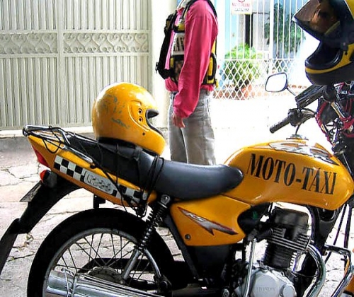 Mototaxista é agredido por outro por causa de vaga na fila