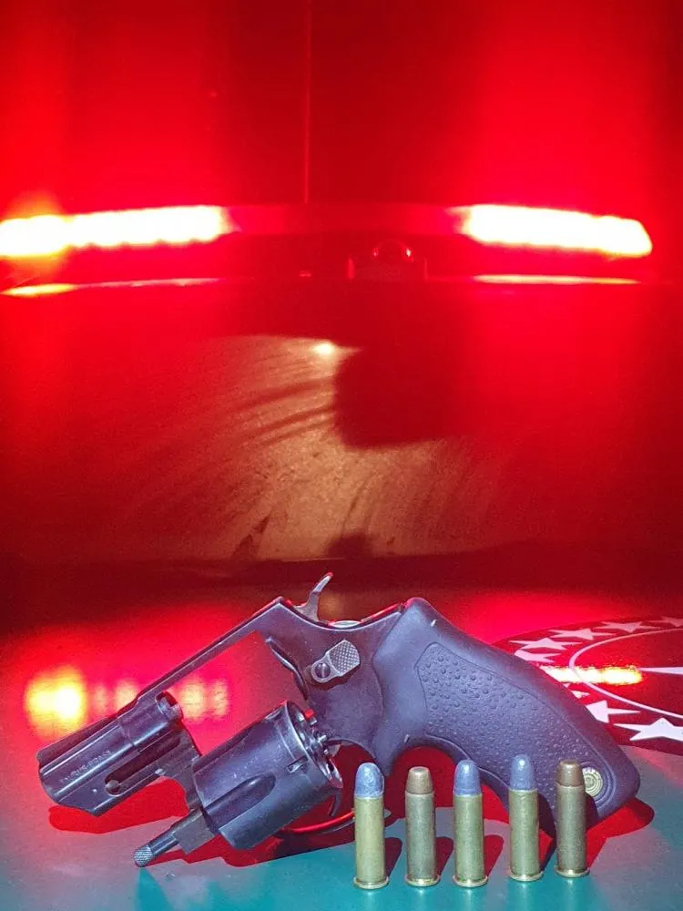 POLÍCIA MILITAR PRENDE UMA PESSOA E RECUPERA REVÓLVER ROUBADO