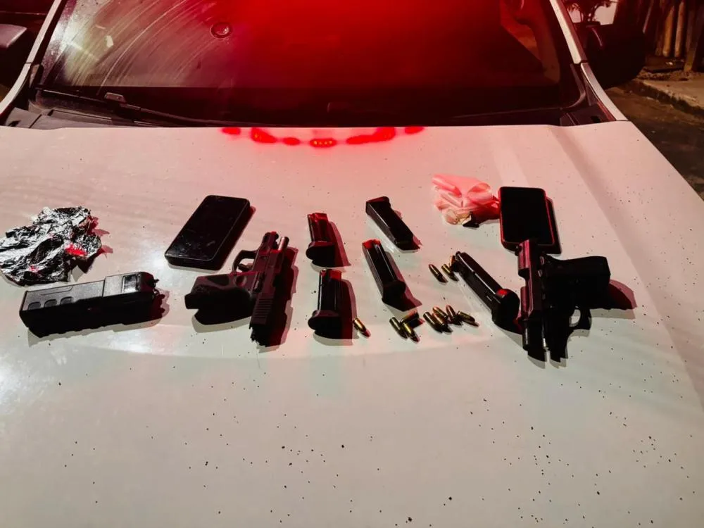 POLÍCIA MILITAR, EM MENOS DE 3 HORAS, CAPTURA SUSPEITOS DE SEREM ATIRADORES ATIVOS E APREENDE CINCO ARMAS DE FOGO UTILIZADAS NA OCORRÊNCIA EM LANCHONETE NA ZONA SUL DA CIDADE