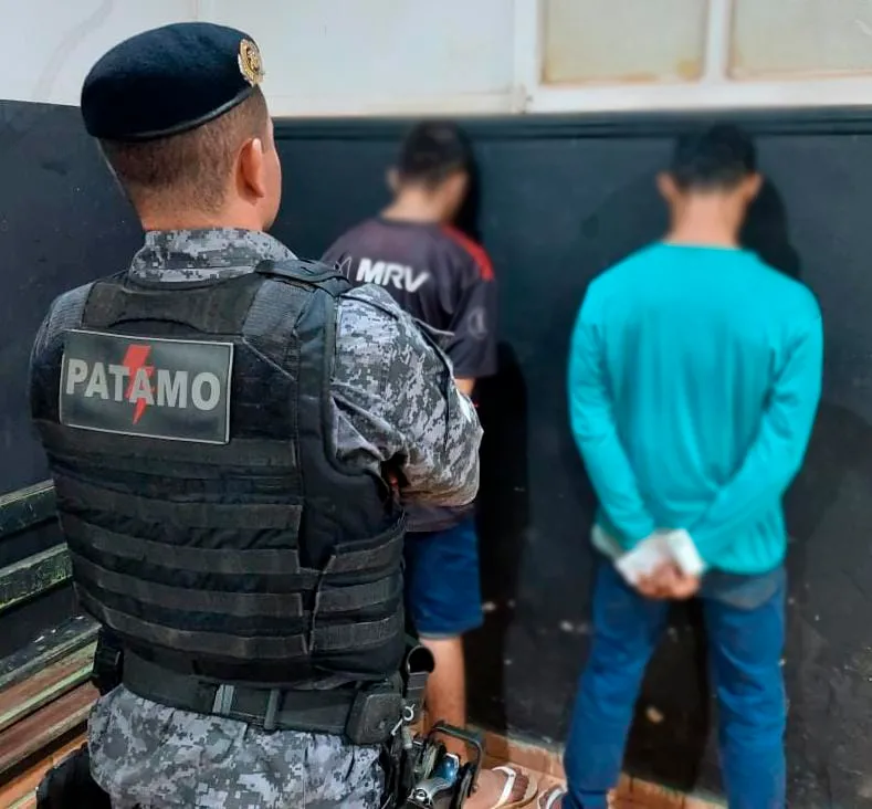 POLÍCIA MILITAR PRENDE DUPLA POR PORTE ILEGAL DE ARMA DE FOGO