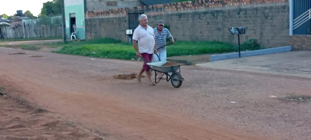 MORADORES DO BAIRRO JARDIM SÃO FLAGRADOS TAPANDO BURACOS NAS AVENIDAS.