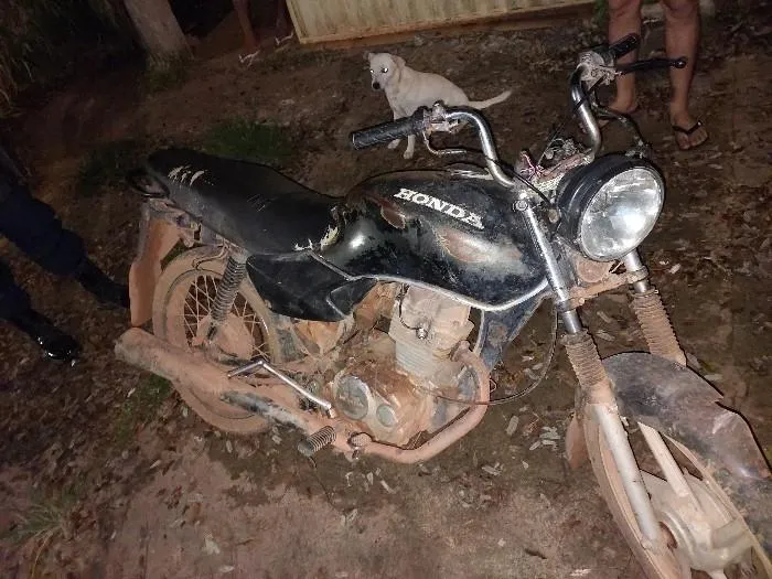 POLÍCIA MILITAR APREENDE MOTOCICLETA ABANDONADA DURANTE TENTATIVA DE FURTO DE CABOS TELEFÔNICOS