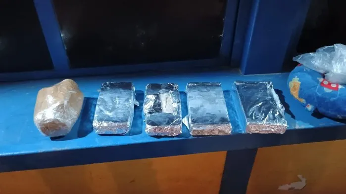 Traficante é presa pela PM com quatro quilos de drogas em ônibus