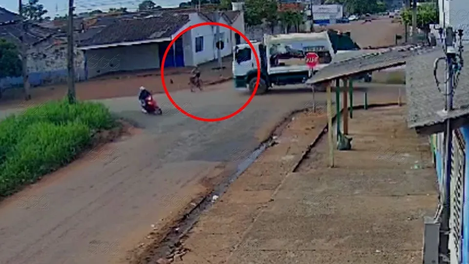 Vídeo: Caminhão do serviço de coleta de lixo em alta velocidade atropela ciclista, em Guajará-Mirim
