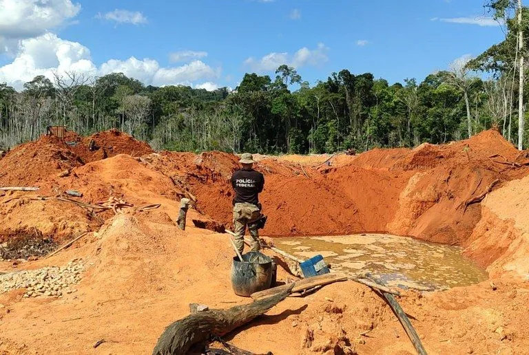 Federal destrói 3 tratores, 3 acampamentos e 5 motores em Roosevelt; não prendeu ninguém
