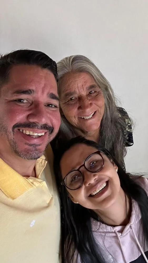 RADIALISTA E JORNALISTA RANDO SILVA VISITA GUAJARÁ-MIRIM E CANTA OS PARABENS PARA SUA GENITORA 