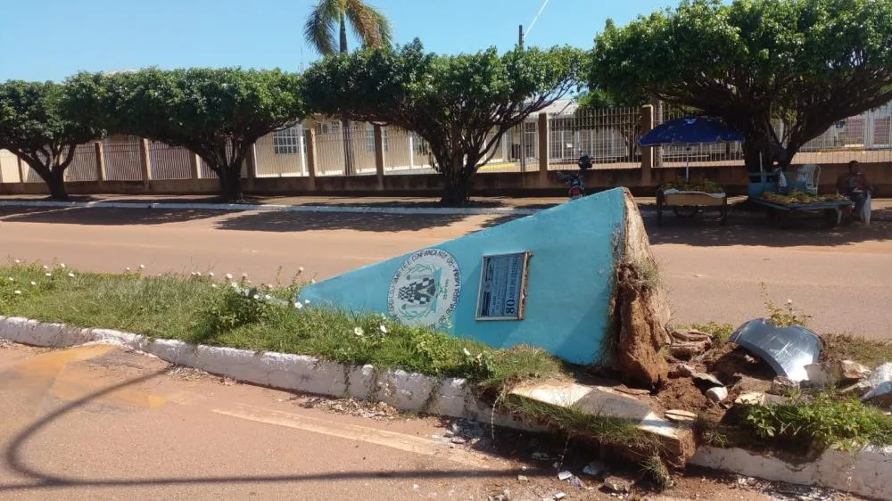 MARCO MAÇÔNICO É DESTRUÍDO EM ACIDENTE EM GUAJARÁ-MIRIM-RO