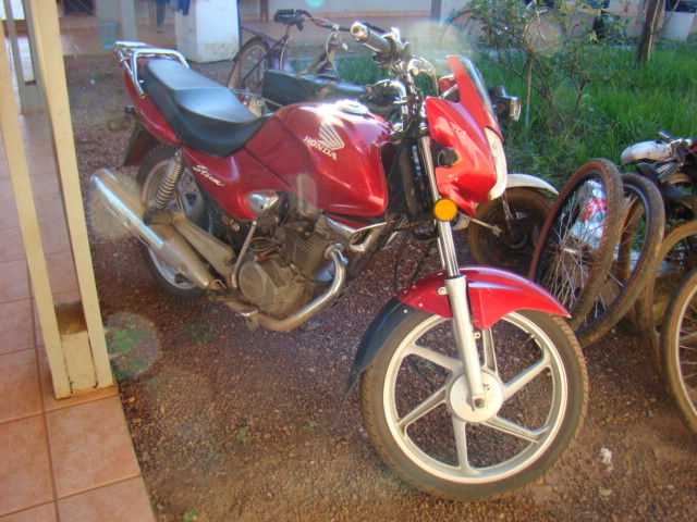 Policiais civis apreendem motocicleta de origem boliviana que estava sendo vendida no Distrito de Surpresa.