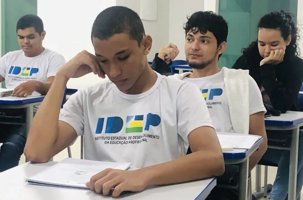 Dra. Taíssa busca informações sobre acessibilidade para a comunidade surda em cursos do Idep