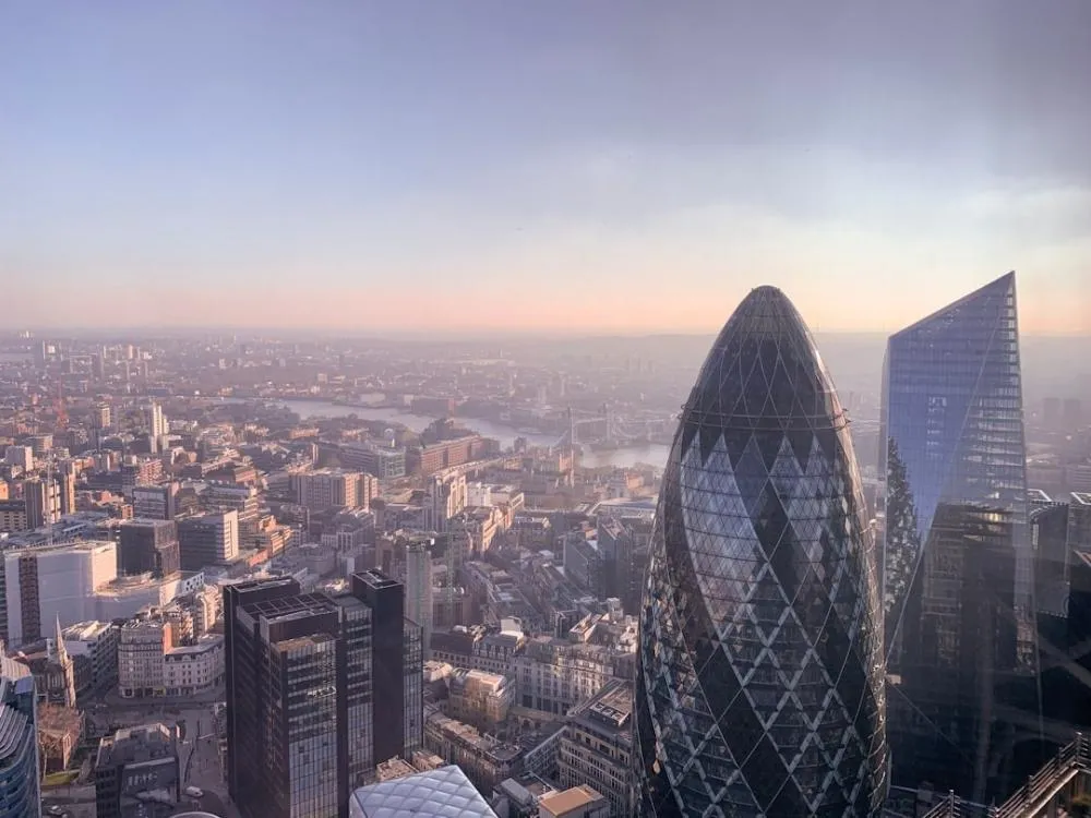 Enquanto pacientes dormem nos corredores do JPII, cúpula da Sesau viaja para Londres com diárias de R$ 35 mil