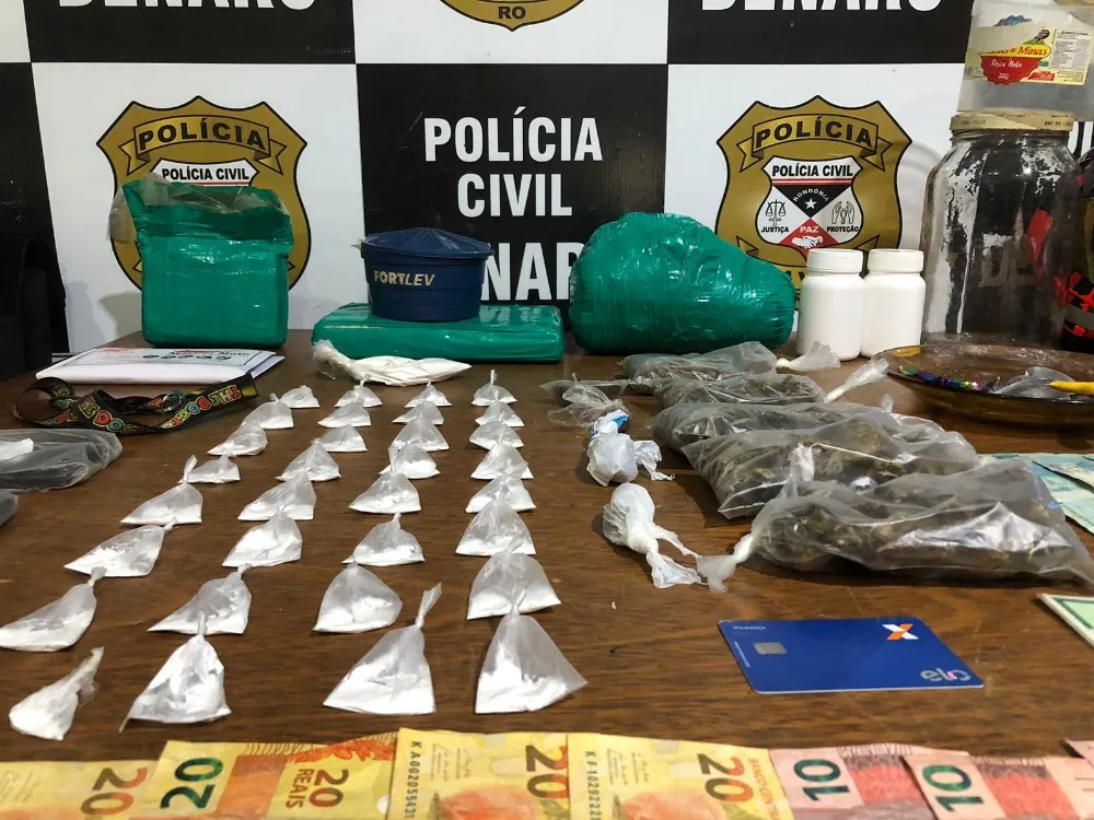 Ponto de distribuição de drogas formado por jovens é fechado em ação do Denarc; quatro foram presos