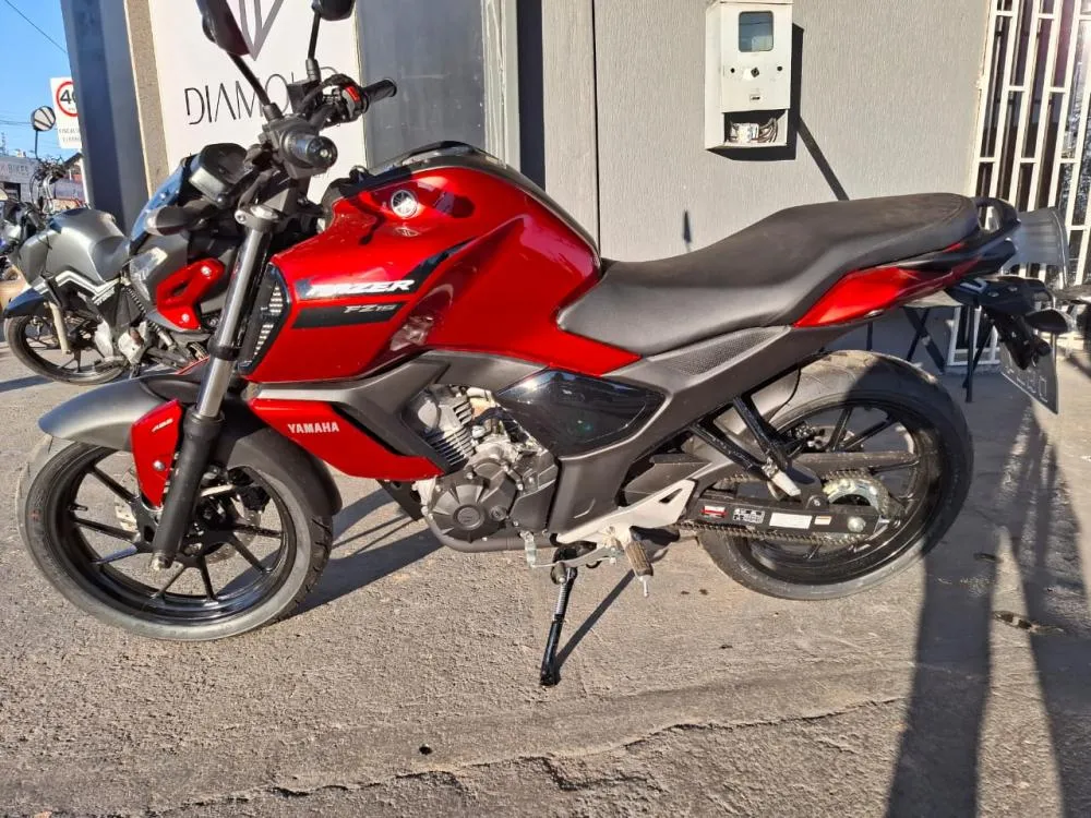 LADRÕES FURTAM MOTOCICLETA E BICICLETA DE VARANDA NO BAIRRO CAETANO.