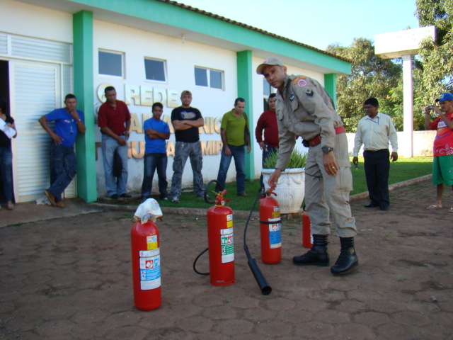 Funcionários da TV Guajará e Rádio Guajará FM 93,7 participam de treinamento de combate a incêndio.