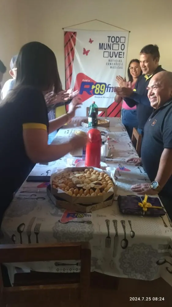 COMPANHEIROS DE RÁDIO HOMENAGEIAM LOCUTOR NO DIA DE SEU ANIVERSÁRIO 