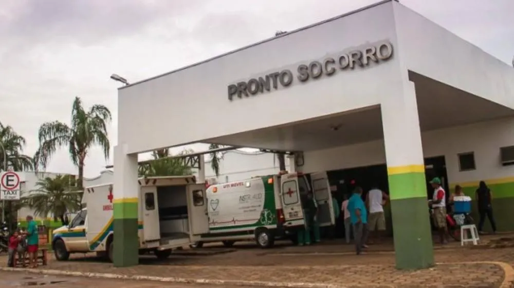 INSUSTENTÁVEL: Pacientes esperam atendimento no chão do Hospital JP II em Porto Velho