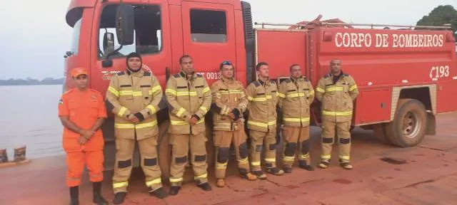 BOMBEIROS BRASILEIROS APOIAM BOLIVIANOS EM COMBATE A INCÊNDIO DE GRANDES PROPORÇÕES NA FRONTEIRA
