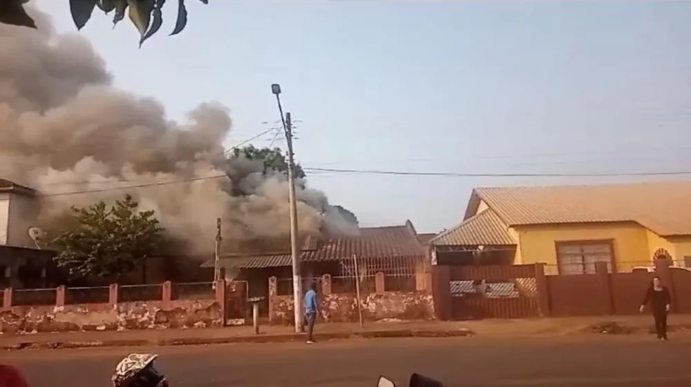 INCÊNDIO DESTRÓI RESIDENCIA NO CENTRO DA CIDADE