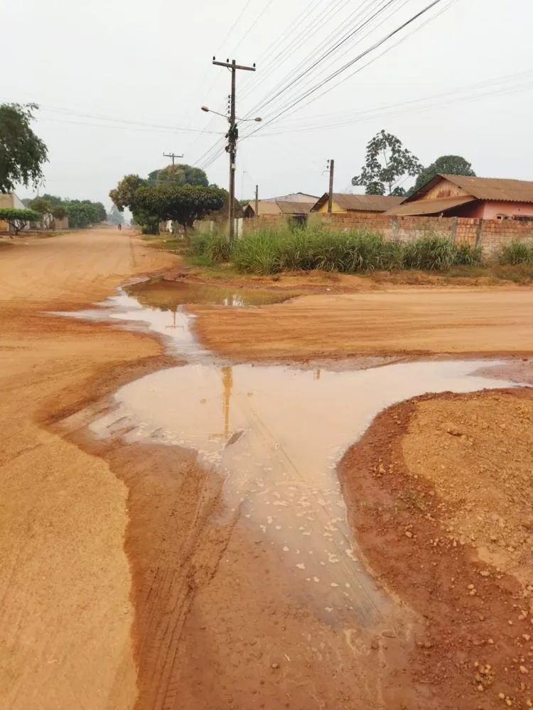 ÁGUA TRATADA É DESPERDIÇADA NO BAIRRO CAETANO 