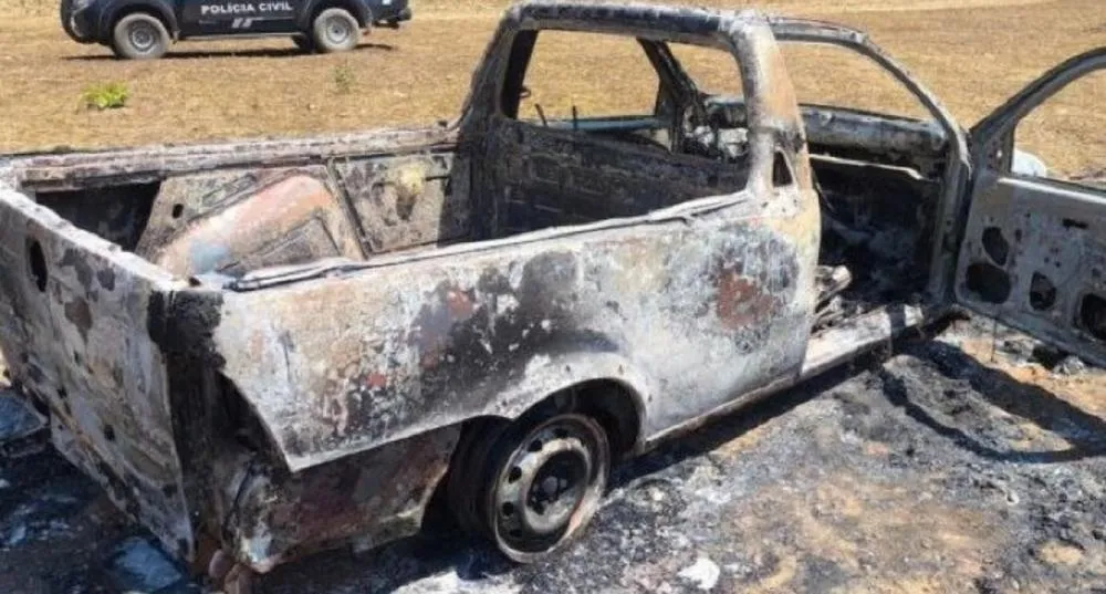 Corpo é encontrado carbonizado dentro de picape em fazenda