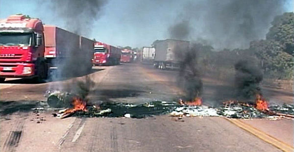 PARALISAÇÃO IV - Familiares de PMs de Rondônia bloqueiam BR-364 sentido Cuiabá - Porto Velho