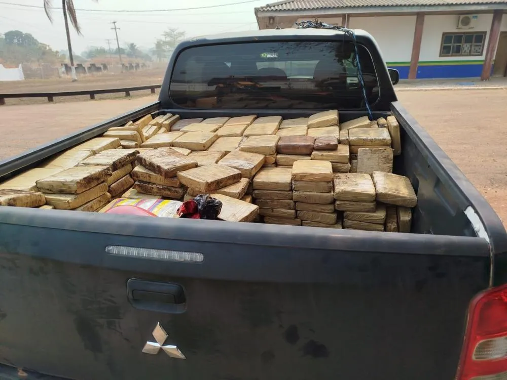 Operação da PM apreende mais de 800 kg de maconha na fronteira