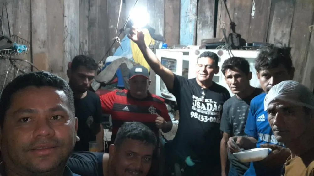GRUPO DE EVANGÉLICOS VOLUNTÁRIOS DISTRIBUI SOPAS E PREGA A PALAVRA DE DEUS A PESSOAS EM VULNERABILIDADE EM GUAJARÁ-MIRIM