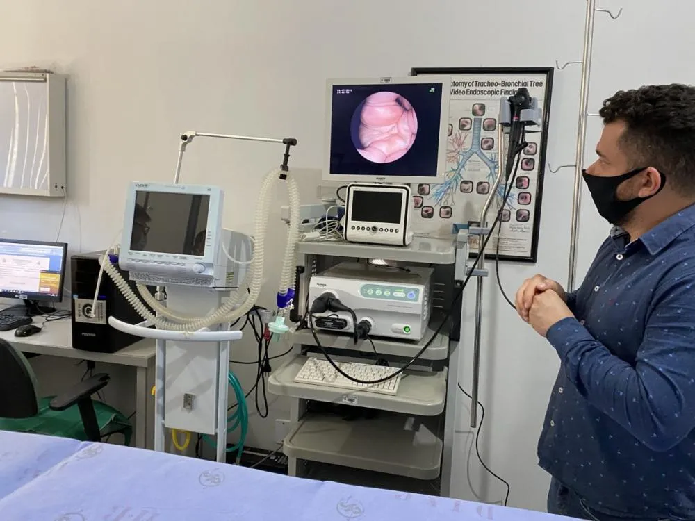 Dra. Taíssa entrega broncoscópio ao Hospital Cosme Damião, adquirido com emenda parlamentar de R$ 244 mil
